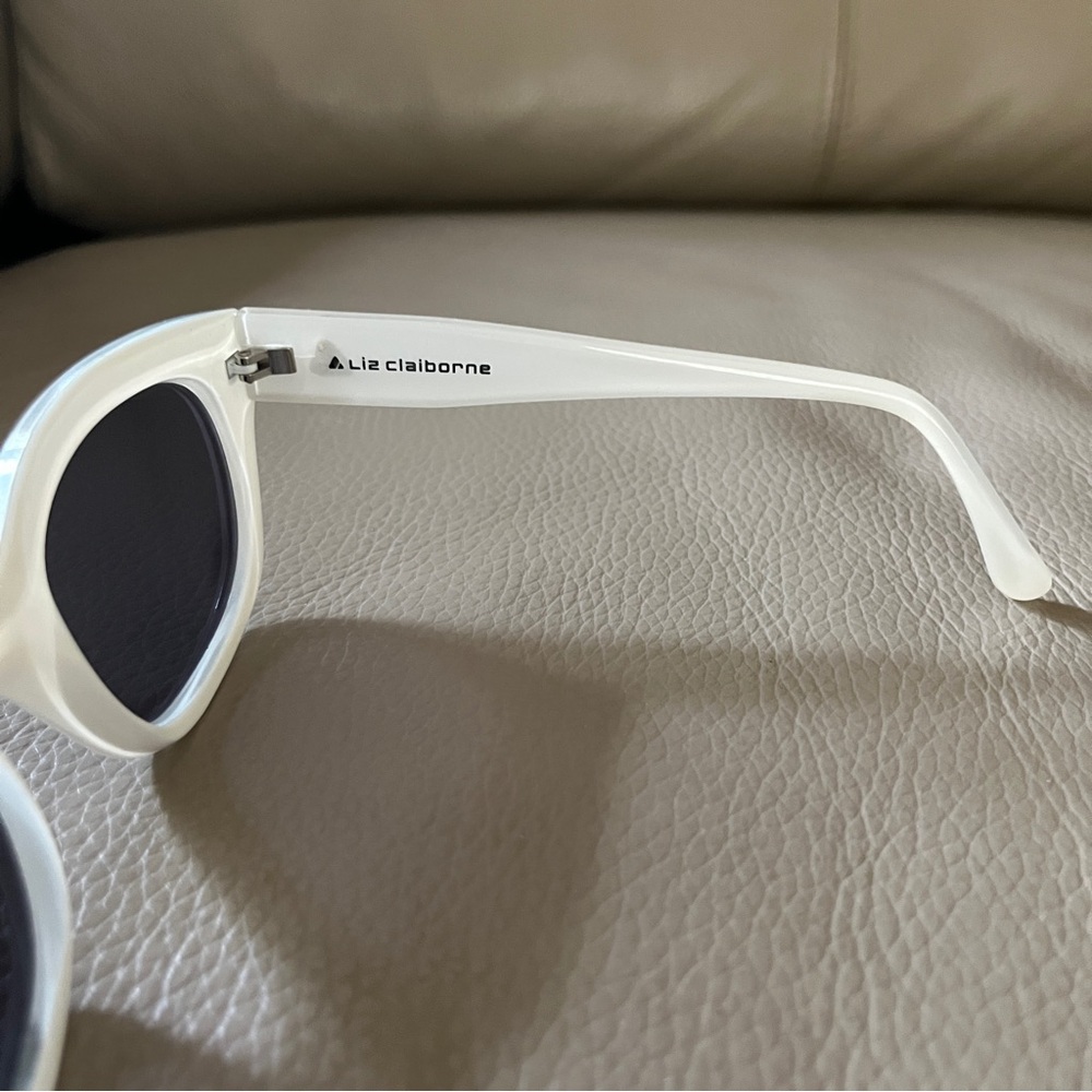 LIZ CLAIBORNE UV Sunglasses Oval Square White Plastic Gold Accent Italy Made Vtg - Picture 11 of 16